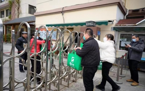 一份情驅散嚴寒，一片心常駐公益